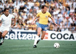 جام جهانی 1982|فالکائو از تیم ملی برزیل، توپ را حین بازی برابر زلاند نو در جام جهانی 1982 اسپانیا در اختیار دارد.
