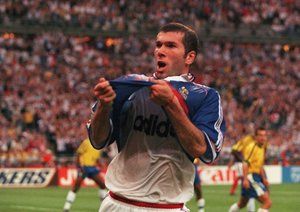 جام جهانی 1998|زیدان، فرانسه را در برابر برزیل در فینال جام جهانی 1998، 2-0 پیش می اندازد. زیدان همچنین گل نخست تیمش را به ثمر رساند. این دیدار با حساب 3-0 به سود فرانسه پایان یافت.