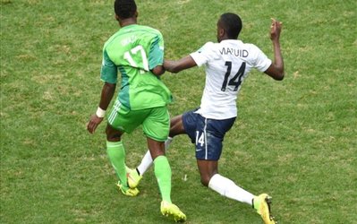 اونازی، بازیکن فرانسوی را بخشید