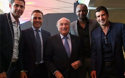 ستاره‌های سابق مستطیل سبز با رئیس فیفا در یک قاب