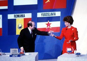 جام جهانی 1990|دبیر کل فیفا، سپ بلاتر –رئیس کنونی فیفا – و بازیگر معروف، سوفیا لورن، مراسم قرعه کشی جام جهانی 1990 ایتالیا را برگزار می کنند.