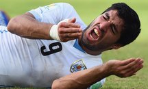 گاز گرفتن کتف جورجو کیلینی توسط لوئیز سوارز در بازی ایتالیا - اروگوئه