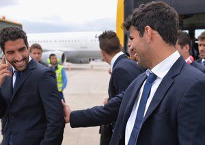 رائول گارسیا|رائول گارسیا و دیگو کاستا از باشگاه اتلتیکو ماردید همراه با سایر هم تیمی ها برای دیدار در فینال لیگ قهرمانان اروپا برابر رئال مادرید، در فرودگاه شهر لیسبون از هواپیما پیاده می شوند.