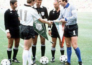 جام جهانی 1982|کارل هاینتس رومنیگه و دینو زوف، به ترتیب کاپیتان های تیم های ملی آلمان غربی و ایتالیا، پرچم های سه گوش کشورهای خود را پیش از دیدار تیمهایشان در جام جهانی 1982 اسپانیا به هم تقدیم می کنند.