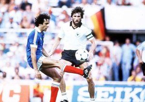 جام جهانی 1982|جام جهانی 1982 اسپانیا، سویل، اسپانیا، 8 جولای 1982، آلمان غربی 3 – فرانسه 3، (آلمان در ضربات پنالتی به پیروزی می رسد). میشل پلاتینی از فرانسه با مانی کاتلس از آلمان رو در رو می شود.