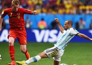 خاویر ماسکرانو - کوین دی بروین|تکل بلند خاویر ماسکرانو از آرژانتین روی پای بازیکن بلژیک ، کوین دی بروین.