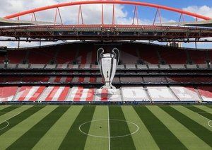 جام قهرمانی|یک جام غول آسا در ورزشگاه میزبان فینال لیگ قهرمانان اروپا.