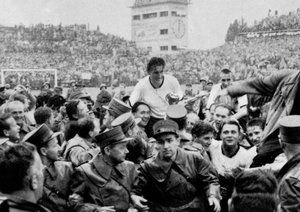 جام جهانی 1954|کاپیتان و مربی تیم ملی آلمان غربی، فریتز والتر و سپ هربرگر، پس از شکست تیم ملی مجارستان در فینال جام جهانی 1954 سوئیس روی شانه های هواداران حمل می شوند.
