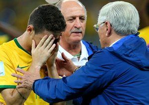 اوسکار|اشکهای اوسکار ، هافبک برزیل بعد از باخت سنگین مقابل شگردان یواخیم لو.