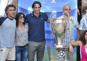 جام قهرمانی لیگ قهرمانان اروپا|نونو گومژ به همراه فوتبالدوستان گرداگرد جام قهرمانی لیگ قهرمانان اروپا عکس می اندازند.