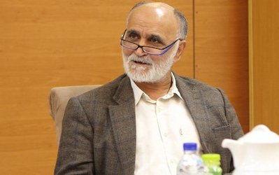 اولیایی: سیاسی و نژادفلاح را در رینگ انداخته‌اند و خودشان نگاه می‌کنند