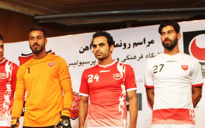 حاشیه‌های رونمایی پیراهن پرسپولیس | مجری نیامد، بازیکنان اَخم کردند و پرسپولیس سه‌رنگ شد