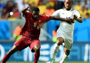 جردن آیو - کاروالهو|تقاب لجردن آیو از غنا با بازیکن پرتغال،کاروالهو در میانه زمین.