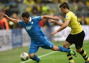 دورتموند - هفن هایم|برخورد میانه میدان بین بازیکنان.