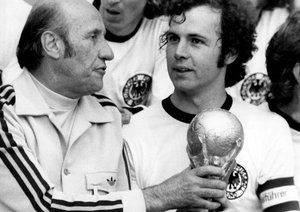 جام جهانی 1974|جام جهانی 1974 آلمان، فرانتس بکن بائر سرمربی تیم، هلموت شون.