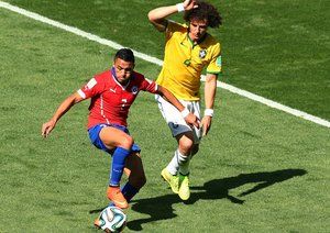 دیوید لوئیز - الکسیس سانچز|تلاش الکسیس سانچز از تیم ملی شیلی برای عبور از سد دیوید لوییز.