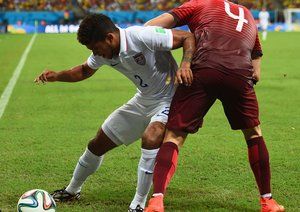 دی آندِره یِدلین - میگل ولوسو|درگیری میگل ولوسو در گوشه زمین با بازیکن امریکا برای گرفتن توپ .