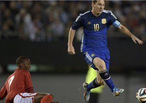 لیونل  مسی|حرکت پا به توپ مسی در بازی با ترینداد.