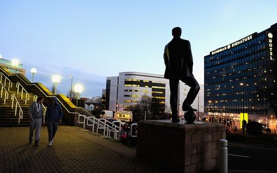 دور انداختن تصاویر سِر بابی رابسون و آلن شیرر جنجال‌ساز شد