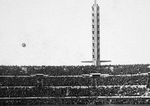 جام جهانی 1930|برج با ابهت ورزشگاه جدید سنتناریو در مونته ویدئو که با الهام از ورزشگاه المپیک در آمستردام ساخته شد. این عکس در روزی گرفته شد که ورزشگاه با دیدار تیم های اروگوئه و پرو افتتاح می شد، 18 جولای 1930. اروگوئه 1-0 به پیروزی رسید.