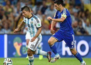 سرخیو آگیرو|استارت سریع اگوئرو برای کنترل توپ در مقابل تیم ملی بوسنی و هرزگوین .