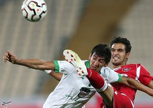 تقابل برای گرفتن توپ