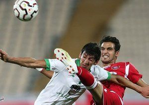 تقابل برای گرفتن توپ|پرسپولیس 1-0 ذوب آهن / لیگ برتر