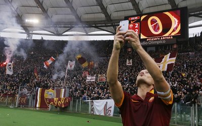 عکس روز | PES 2016 و سلفی گرفتن توتی!