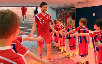 آلونسو: گواردیولا و مورینیو هردو از بزرگ‌ترین مربیان فوتبال هستند، اما تفاوت‌های زیادی دارند