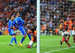 کریستیانو رونالدو|کریس رونالدو حساب گل های زده خود را در دقیقه 63 بازی برابر گالاتاسرای که به پیروزی 6-1 مادریدی ها در استانبول انجامید، باز می کند.