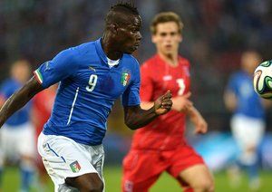 ماریو بالوتلی|دوندگی تند بالوتلی برای گرفتن توپ.