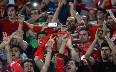 افزایش شمار هواداران ناراضی مقابل ساختمان باشگاه پرسپولیس