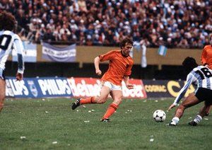 جان جهانی 1978|جام جهانی 1978 آرژانتین، 25 ژوئن 1978، بوینس آیرس، آرژانتین، آرژانتین 3 – هلند 1. راب رنسنبریک از تیم هلند وارد خط دفاع آرژانتین می شود.