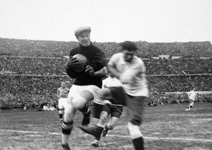 جام جهانی 1930|دروازه بان یوگوسلاوی، میلووان یاکسیچ، تحت فشار، توپ را از بازیکن اروگوئه، سانتوس ایریارته، تصاحب می کند. نیمه نهایی جام جهانی 1930 دیدار تیم ها ی یوگوسلاوی و اروگوئه، ورزشگاه سنتناریو در مونته ویدئو، 27 جولای 1930. اروگوئه 6-1 به پیروزی دست یافت.