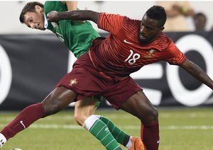 وارلا|درگیری وارلا با یار حریف برای گرفتن توپ.