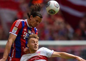 دانیل ون بویتن|رواز فن بویتن روی سر ماکسیم برای دور کردن توپ