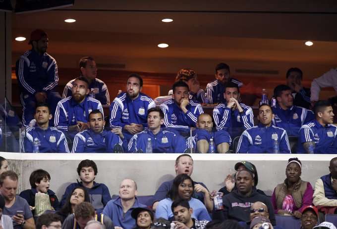 تیم ملی آرژانتین در حال تماشای بسکتبال NBA