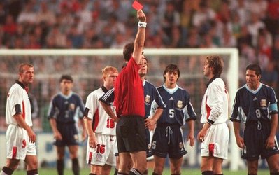 جام جهانی 2014 / 100 لحظه جذاب تاریخ جام جهانی (54_ اخراج دیوید بکهام از ترکیب تیم ملی انگلستان بعد از خطا بر روی دیهگو سیمونه)