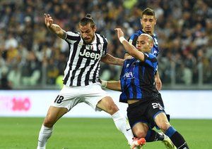 اوسوالدو - بينالونی|درگیری اسوالدو در میانه زمین با بازیکنان آتالانتا.