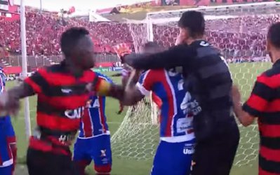 تماشا کنید: اخراج نه بازیکن در جریان برگزاری دیدار باهایا و ویتوریا در لیگ برزیل