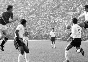 جام جهانی 1962|مدافع تیم ملی شیلی، رائول سانشز به هوا می پرد تا ضربه ی کاپیتان تیم ملی سوئیس، کیکی آنتنن، را بلوکه کند. گروه دو جام جهانی 1962 شیلی. تیم میزبان با نتیجه ی 3-1 به پیروزی رسید.
