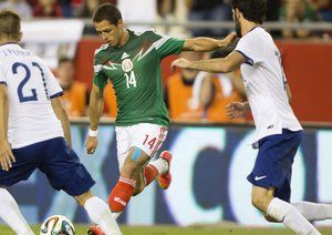 چیچاریتو|تلاش خاویر هرناندز برای حمله به سمت دروازه پرتغالی ها.