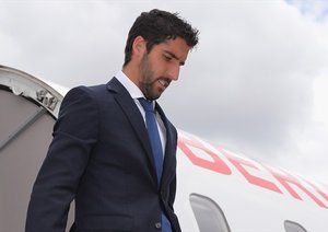 رائول گارسیا|رائول گارسیا از باشگاه اتلتیکو ماردید همراه با سایر هم تیمی ها برای دیدار در فینال لیگ قهرمانان اروپا برابر رئال مادرید، در فرودگاه شهر لیسبون از هواپیما پیاده می شود.