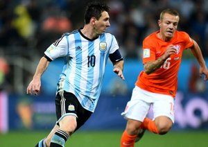 لیونل مسی - جوردی کِلاسی|تقابل جوردی کِلاسی  از هلند در مقابل لیونل مسی  ، بازیکن آرژانتین بر سر توپ.