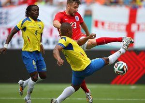 انگلستان - اکوادور|درگیری میانه زمین بین لوک شاو و بازیکن اکوادور.