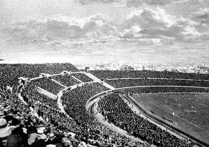 جام جهانی 1930|فینال جام جهانی 1930، مونته ویدئو، اروگوئه. اروگوئه 4 – آرژانتین 2. نمای کلی نشان دهنده ی تماشاچیان حاضر در ورزشگاه سنتناریوی مونته ویدئو است که حین تماشای نخستین فینال جام جهانی میان تیم های آرژانتین و اروگوئه هستند.