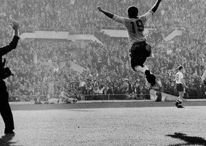 جام جهانی 1962|زیتو پس از گلزنی برای تیم خود که به پیروزی 3-1 برزیل بر  چکسلواکی در فینال جام جهانی 1962 شیلی منجر شد، به شادمانی می پردازد.