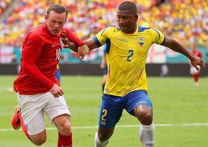 وین رونی|مهاجم تیم انگلستان وین رونی زیر فشار شدید بازیکنان اکوادور بود.