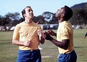 جام جهانی 1970|پله از تیم برزیل، با ضربه ی سر کنترل توپ را به دست می گیرد. هم تیمی او، تاستو، در این جلسه ی تمرینی نظاره گر پله است. هر دو از ستاره های جام هانی 1970 مکزیک بودند.