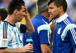 لیونل مسی - سرخیو آگیرو|صحبت های لیونل مسی و سرخیو آگیرو در حین بازی مقابل سوئیس.